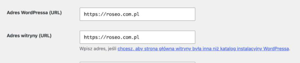 Ustawienia → Ogólne w wp-admin, pola Adres WordPressa (URL) i Adres witryny (URL)